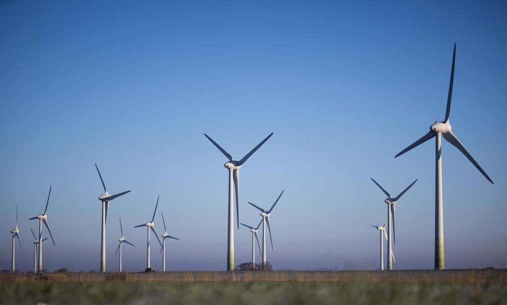 Windräder im Sönke Nissen Koog nahe der Nordsee.