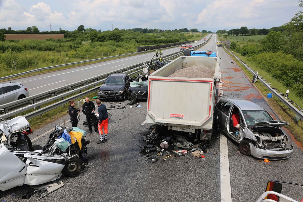 Unfallstelle auf der A21 bei Wankendorf: Bei einer Kollision von sechs Autos und einem Lkw auf der Autobahn 21 ist am Mittwoch bei Wankendorf (Kreis Plön) ein Mensch ums Leben gekommen.