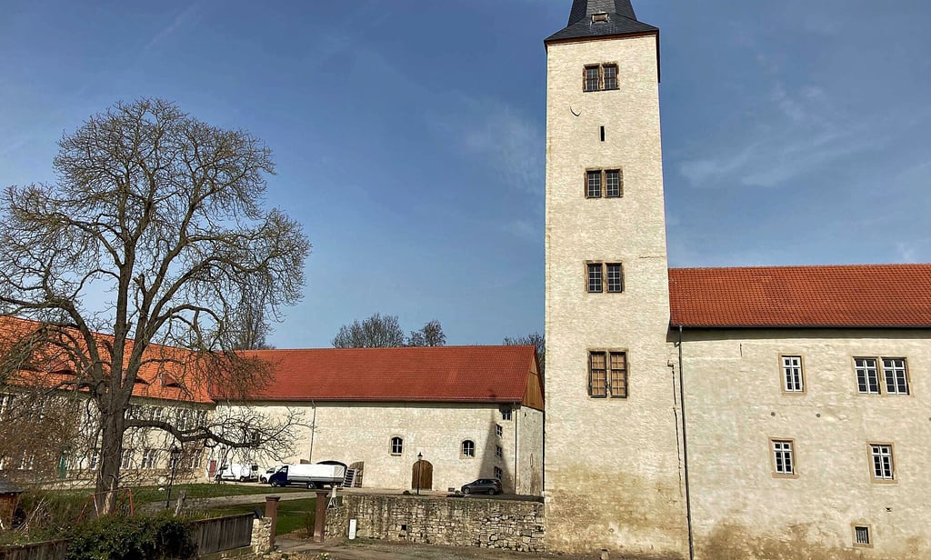 Jahrzehntelang ein Gemäuer ohne Dach, ist nun als Leader-Vorhaben auf dem Hessener Schlossgelände links vom Turm die Kulturscheune entstanden.