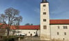 Jahrzehntelang ein Gemäuer ohne Dach, ist nun als Leader-Vorhaben auf dem Hessener Schlossgelände links vom Turm die Kulturscheune entstanden. 