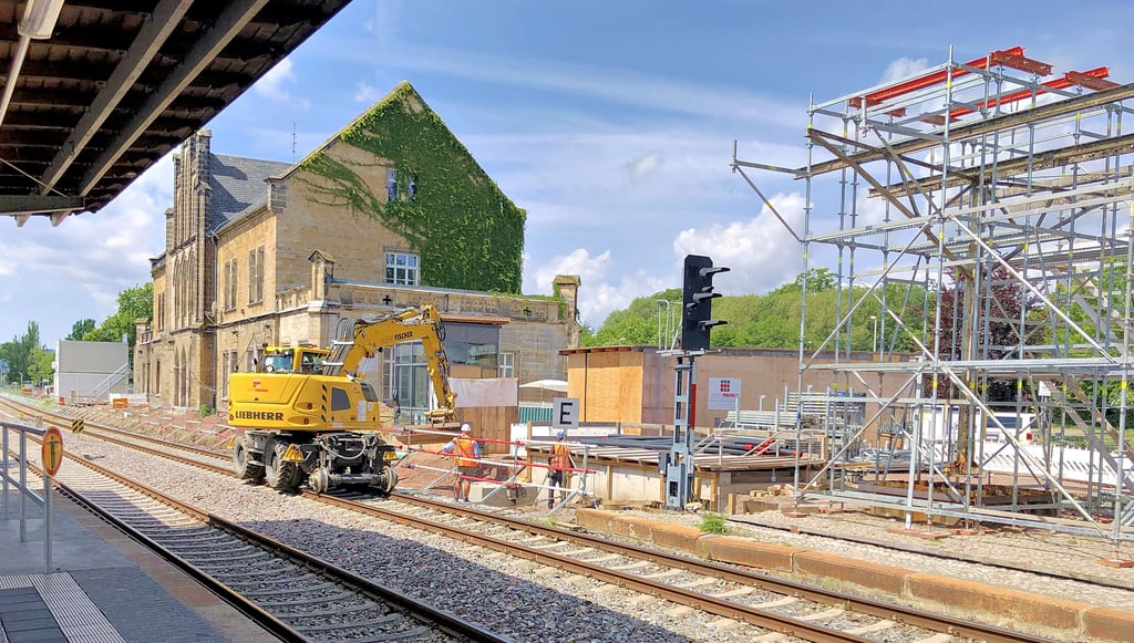 Arbeiten am Bahnhof Quedlinburg: Hier entsteht ein neues Fundament für das mittlere Dach über der Treppe beim Bahnsteig 1.