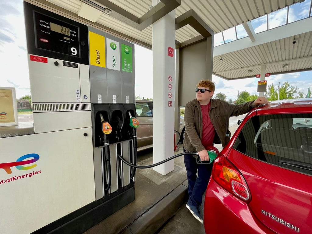 Student Maximilian Männe tankt am 01. Juni 2022 für 1,87 Euro pro Liter Super. Er hatte gehofft, dass die Preise mehr sinken.