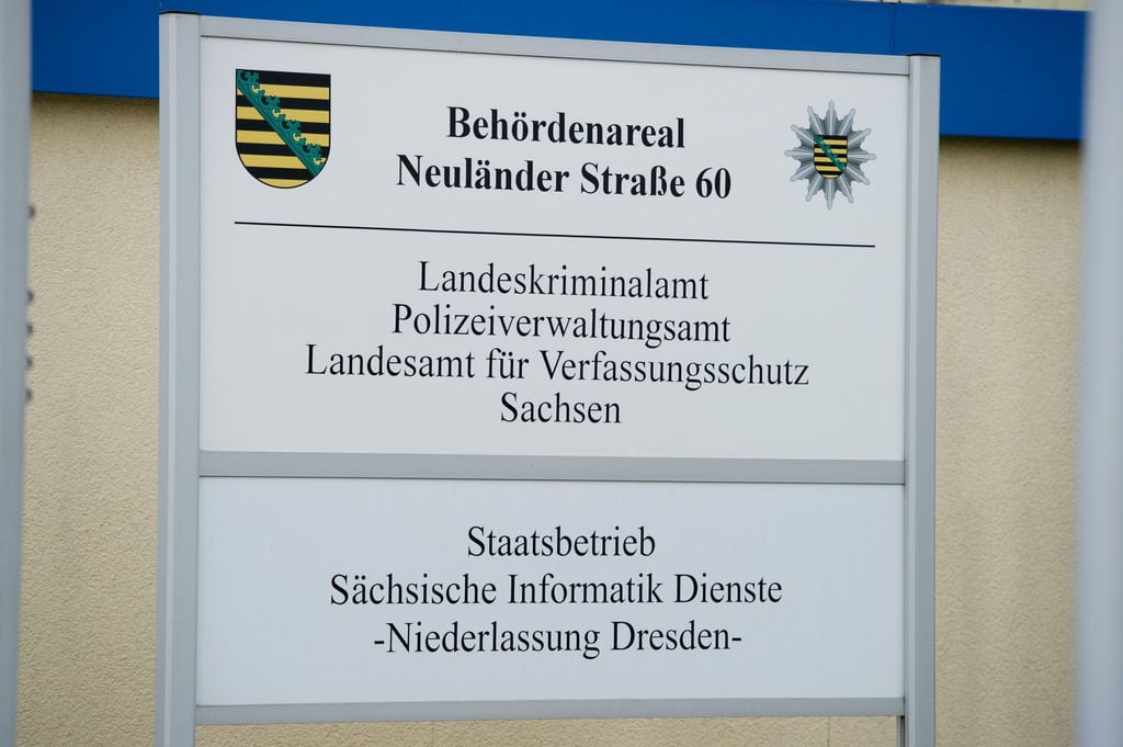 Ein Schild steht am Haupteingang des Landeskriminalamts Sachsen.