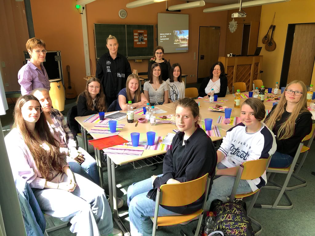 Die Teilnehmerinnen präsentierten ihre Erfahrungen am Mittwoch vor ihren Betreuerinnen Kerstin Diederich (stehend l.) und Heike Strobach (sitzend, hintere Reihe r.) sowie Elisabeth Weiß von der Stadtverwaltung (stehend, r.) im Agricolagymnasium Hohenmölsen.
