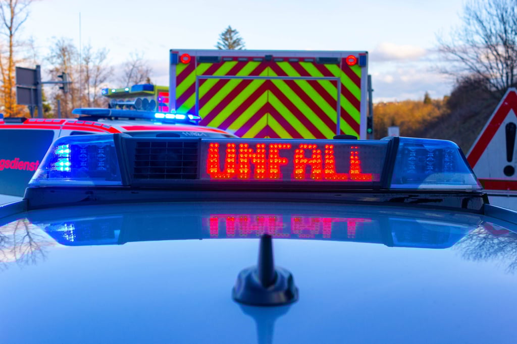 Symbolfoto - Zwei Menschen wurden bei einem Unfall auf der B242 verletzt.