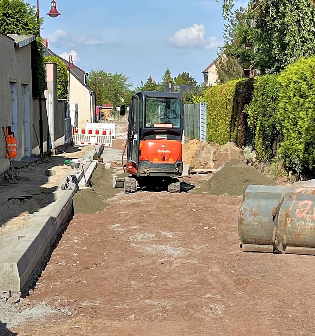 Blick in die Tangermünder Theodor-Körner-Straße. Der Aufbau von Straße und Fußweg hat begonnen.