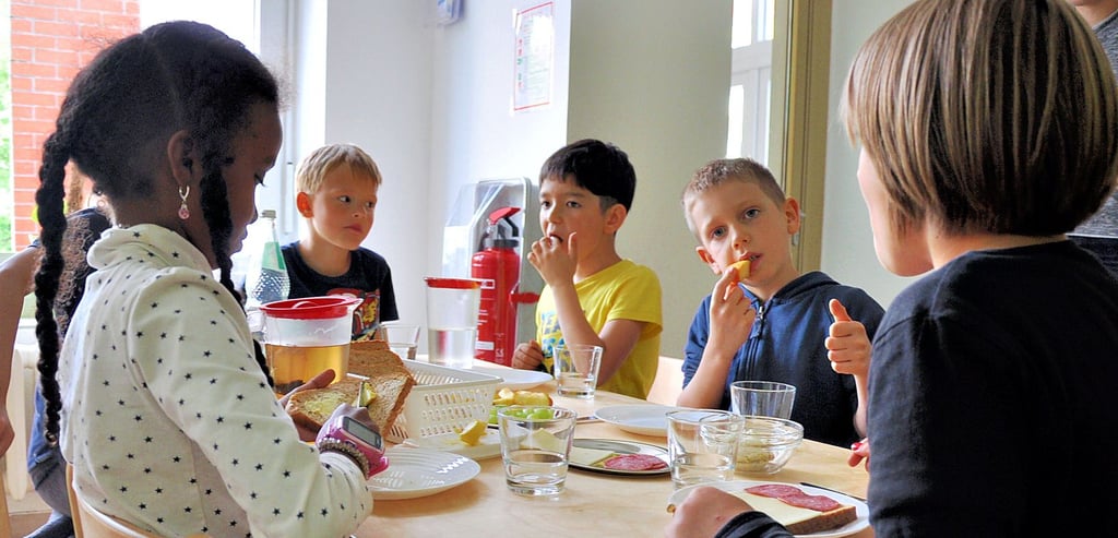 Kinder essen gemeinsam im integrativen Hort "Sankt Martin" in Salzwedel. Dort können Kinder mit und ohne Behinderung gemeinsam Zeit verbringen.