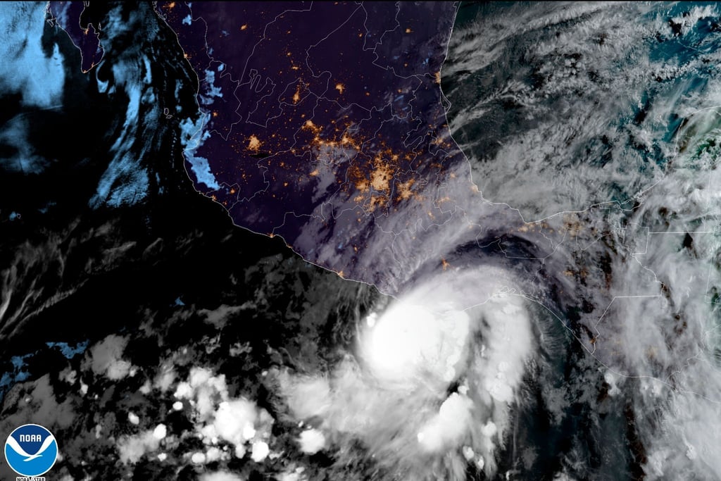 Dieses von der NOAA zur Verfügung gestellte Satellitenbild zeigt Hurrikan "Agatha" vor der Pazifikküste des mexikanischen Bundesstaates Oaxaca. Der erste Hurrikan der Saison ist mit ungewöhnlicher Stärke auf Land getroffen.
