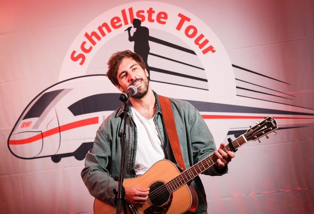 Sänger Max Giesinger beim Konzert in der DB-Lounge im Hamburger Hauptbahnhof.