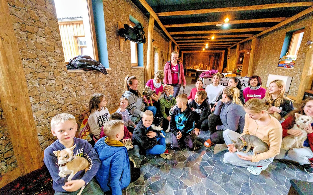 Ukrainische Flüchtlinge im Ankunftszentrum in Gohrau - an dem Tag waren Therapiehunde und ihre Halterinnen zu Besuch.