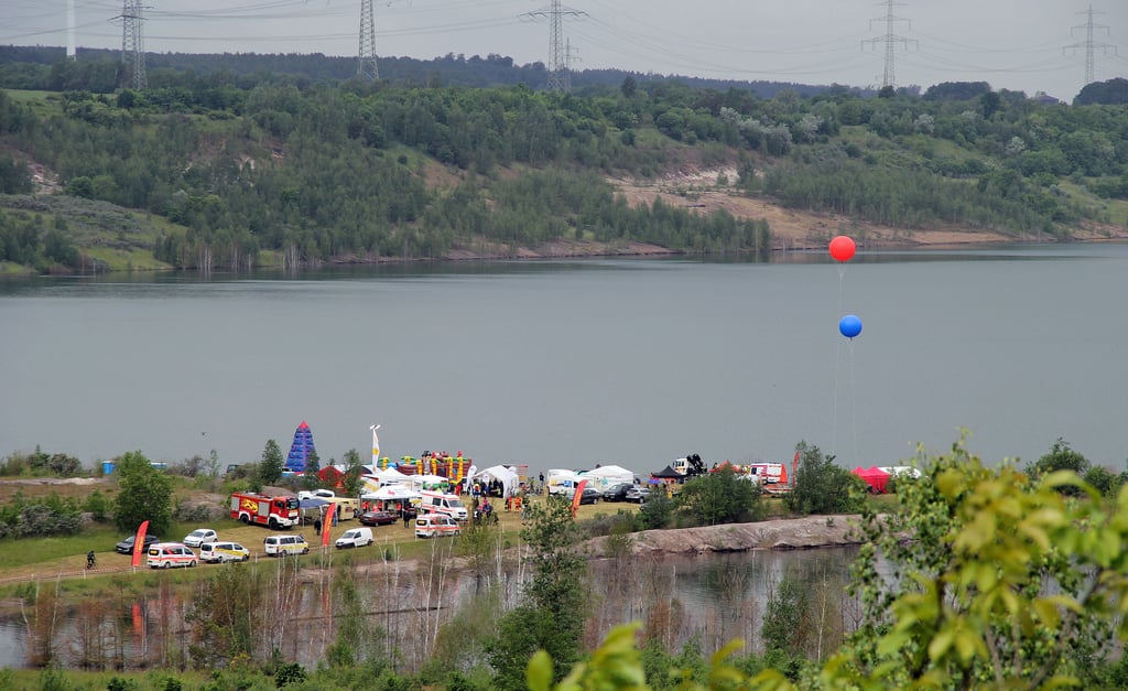 Hauptschauplatz fürs Flözerfest war der ehemalige und noch trocken liegende Grenzkohlepfeiler, der den See in zwei Wasserflächen teilt und normalerweise nicht zugänglich ist. Die Ballons zeigen zwei mögliche Endfüllstände des Lappwaldsees an.