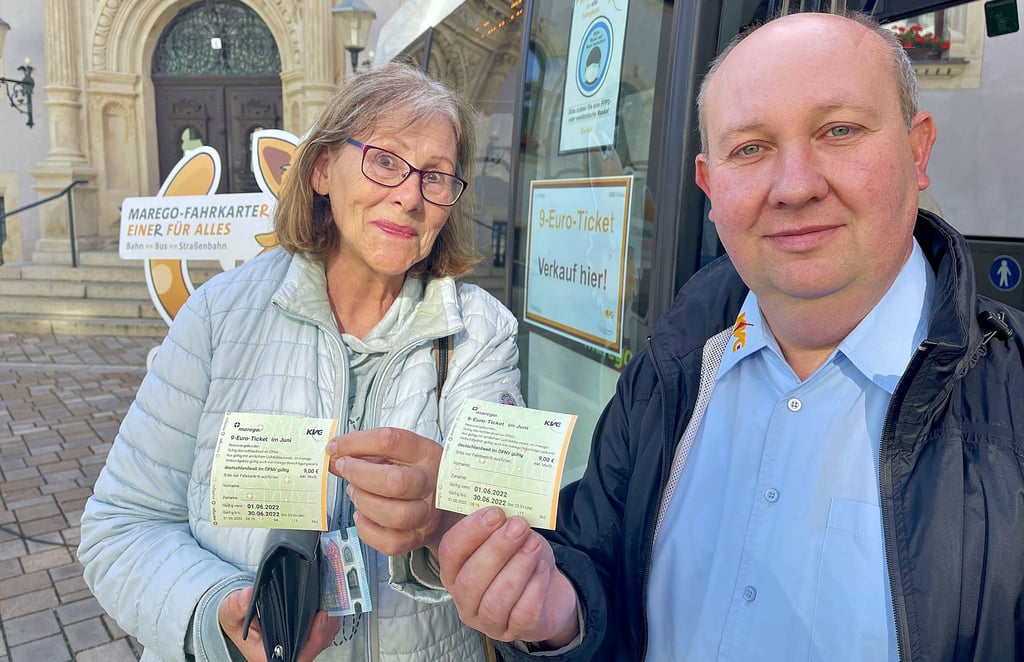 Der Verkaufsbus der KVG auf dem Markt in Schönebeck wurde angenommen. Doris Schröder laufte Tickets bei Maik Stittrich.