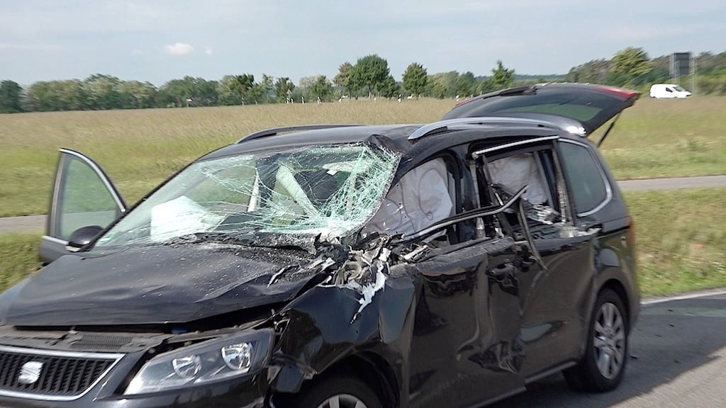 Der Anhänger vom Lkw krachte in die Fahrerseite des Pkw bei Haldensleben.