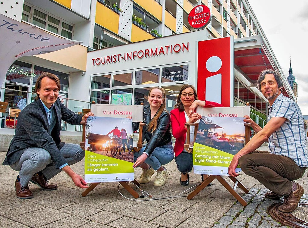 SMG-Chef Hannes Wolf präsentiert mit Anne Winkel, Franziska Staudte und Markus Schwander (v.l.n.r.) die neuen Marketing-Plakate.