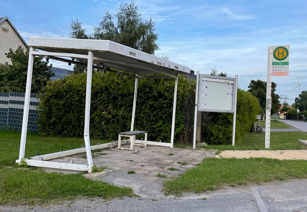 Seit Februar 2021 ist die Bushaltestelle in Alt-Mose in einem desolaten Zustand.