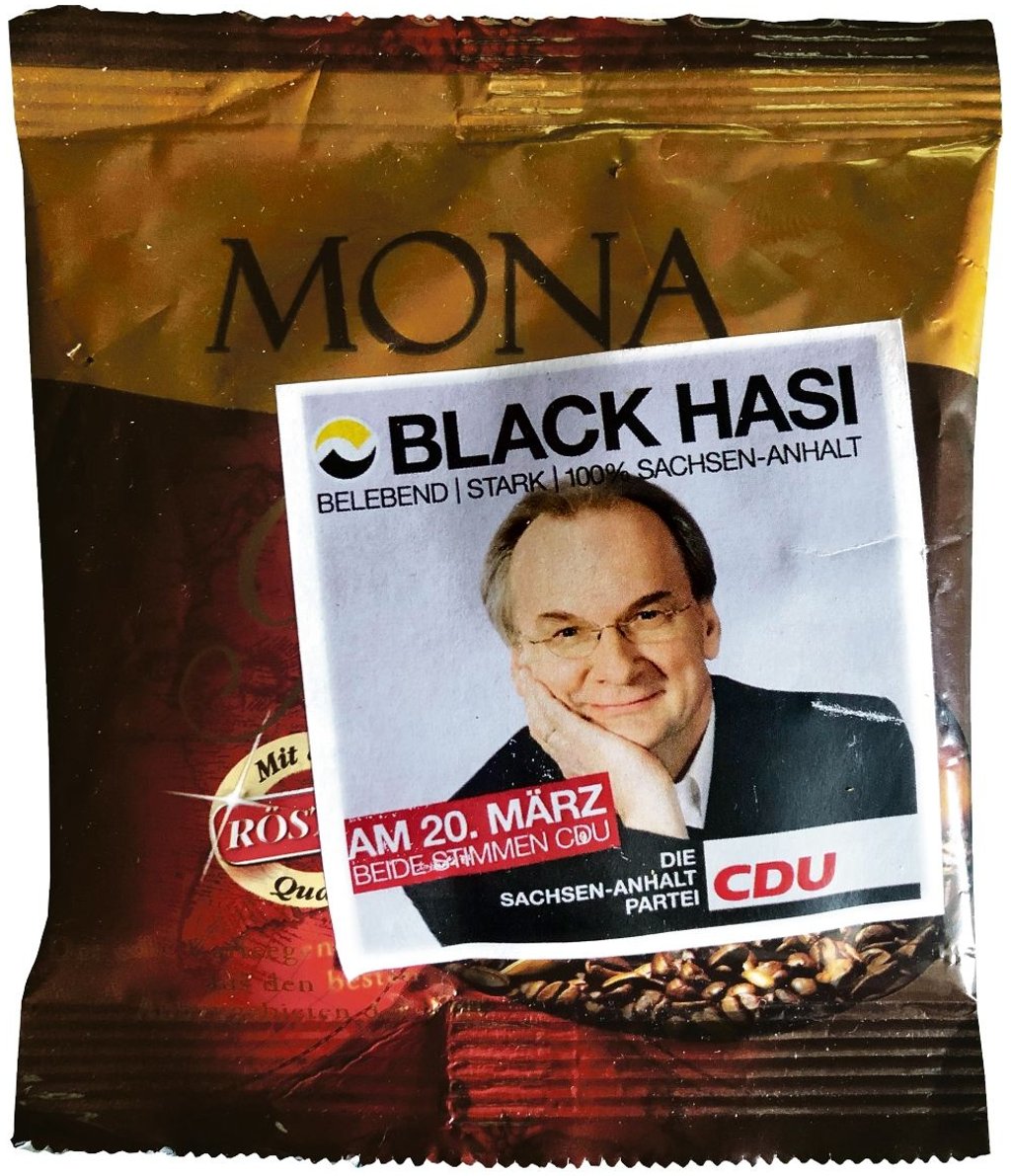 Gag im Wahlkampf 2011: Reiner Haseloff hat mit "Black Hasi" auf Kaffeebeuteln für sich geworben.