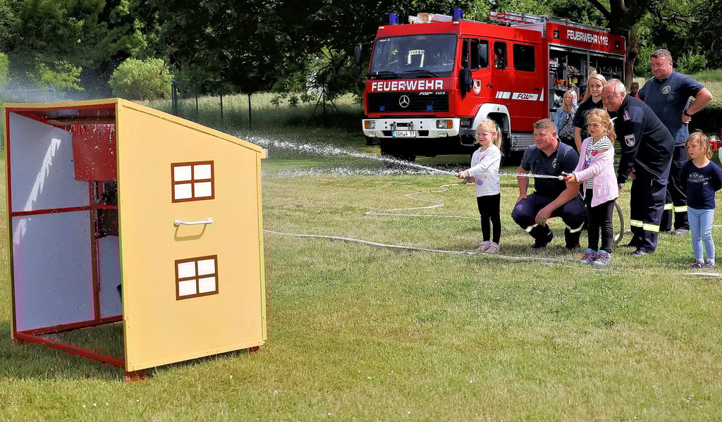 Die Allstedter Feuerwehr lud zum Zielspritzen mit der Feuerwehrspritze.