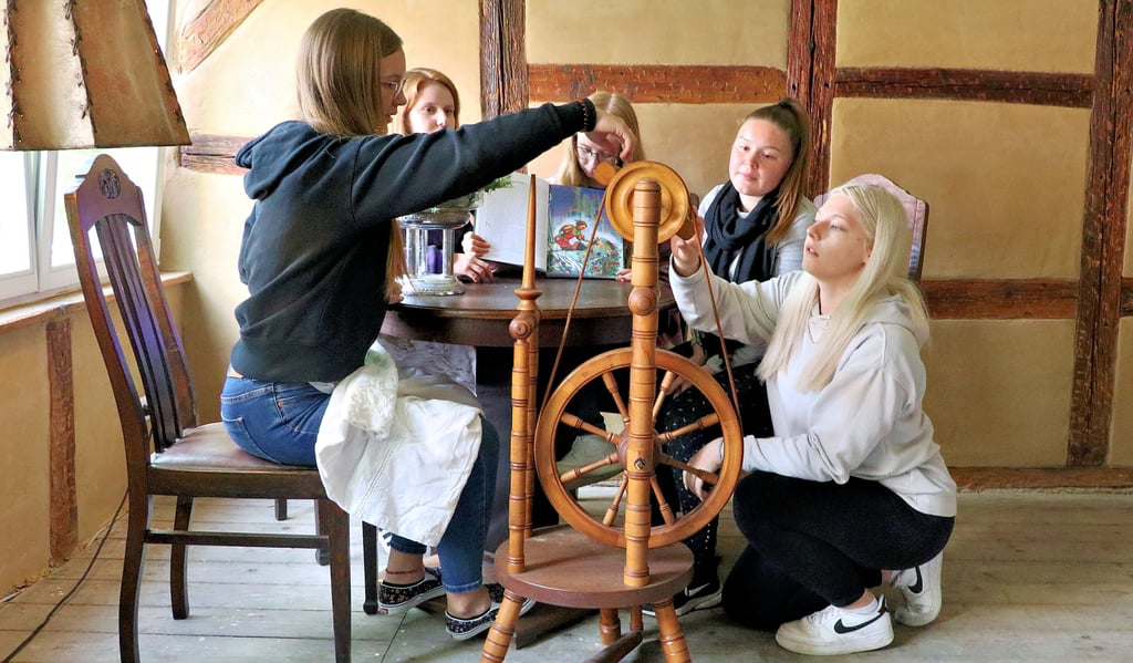 Die Berufsschülerinnen Victoria Herbst (von links), Celine Krause, Jasmin Bliedtner, Saskia Mede und Frances Geßner haben im Fundus der Alten Schule in Röcken ein Spinnrad gefunden, welches sie für das pädagogische Angebot aufbereiten wollen.