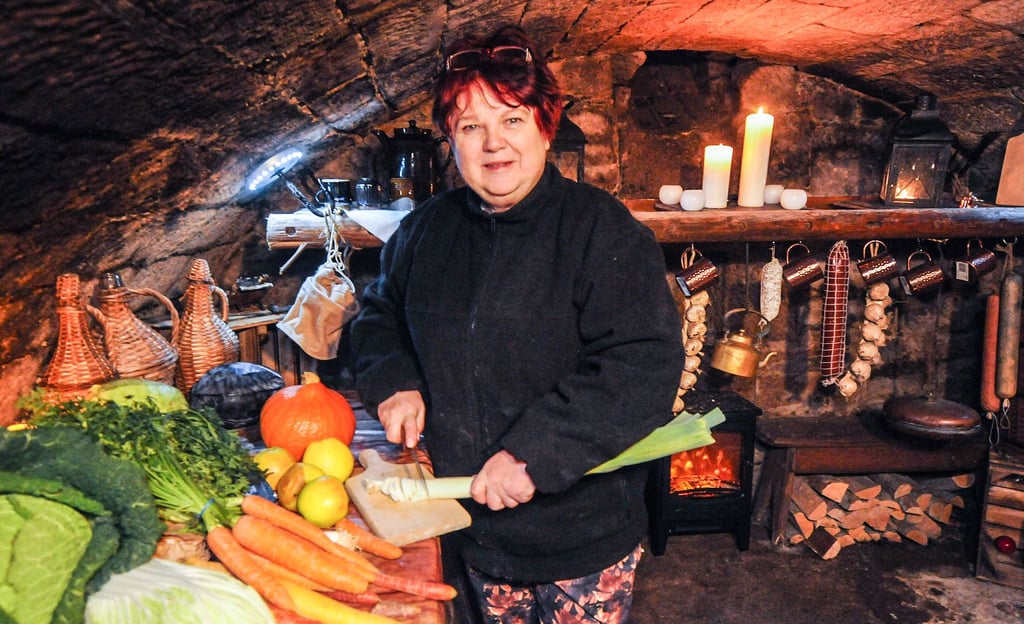 Kerstin Ritzau stellt mit ihren Mitstreitern das Alltagsleben um 1813 nach - etwa das Kochen über offenem Feuer.