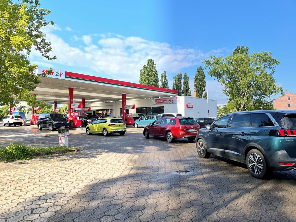 Die gesunkenen Spritpreise zogen bereits am Mittwoch, 1. Juni, viele Magdeburger Autofahrer an die Tankstellen. Bei den Stationen, die bereits am Morgen die Preise gesenkt hatten, bildeten sich teils Schlangen.
