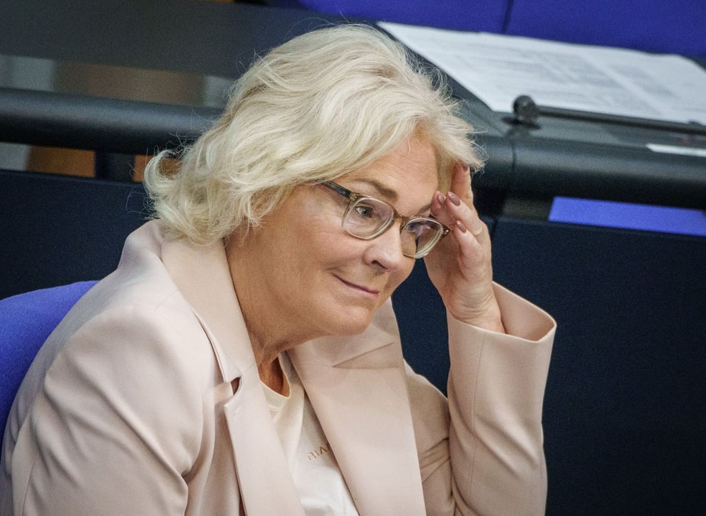 Christine Lambrecht (SPD), Verteidigungsministerin, verfolgt die Debatte im Plenarsaal im Bundestag.