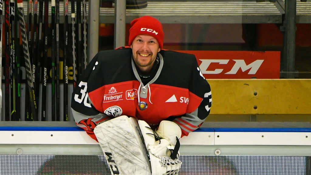 Rekord-Mann Sebastian Albrecht steht weiter im Tor der Saale Bulls.