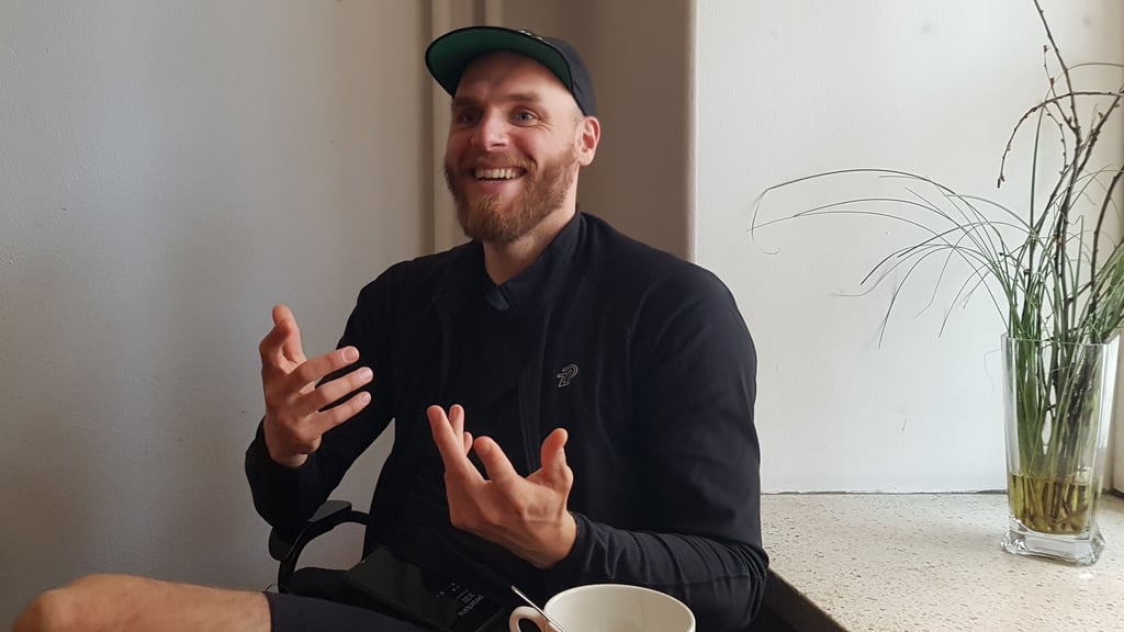 Timo Furuholm beim Gespräch in seinem Lieblings-Café in Turku.