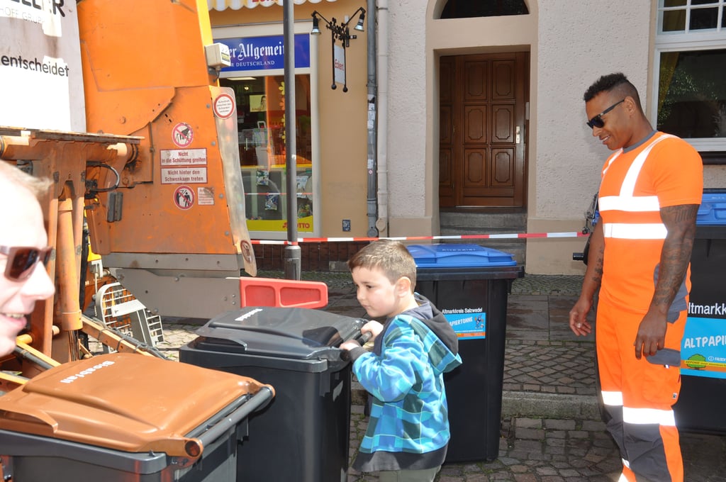 Tim Benze (6) versuchte sich mit Begeisterung als Müllwerker.