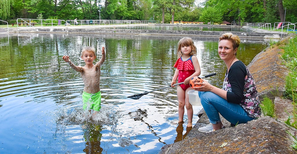 Christin Dieckmann besucht regelmäßig mit ihren Kindern Romy und Gero das Freibad in Walbeck. Die junge Mutter hat selbst in ihrer Kindheit in diesem Bad das Schwimmen gelernt.