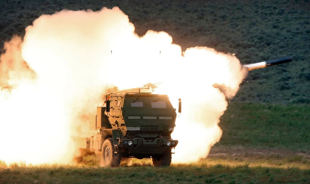 Ein Mehrfachraketenwerfer von Typ HIMARS (High Mobility Artillery Rocket System) fährt während eines Kampftrainings in der Hochwüste des Yakima Training Center in Washington.