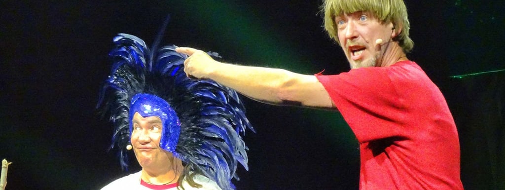 Voodoo-Priester Gilbert Rödiger (links) und sein Partner Sven Wittek vom Mansfelder Humorduo Elsterglanz zeigen ihre Kikeriki-Revue noch bis Mitte Juni in der Halle-Messe.