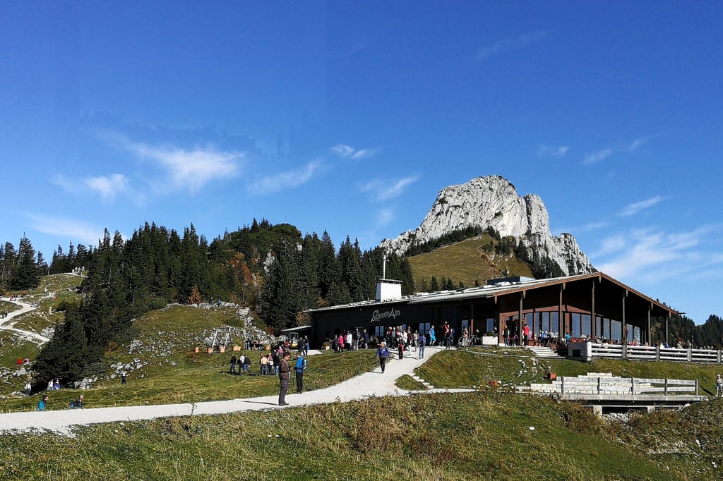 In den Bergen sollten Wanderer ein paar grundlegende Dinge beachten. Das gilt sowohl für unterwegs als auch die Übernachtung auf der Hütte.