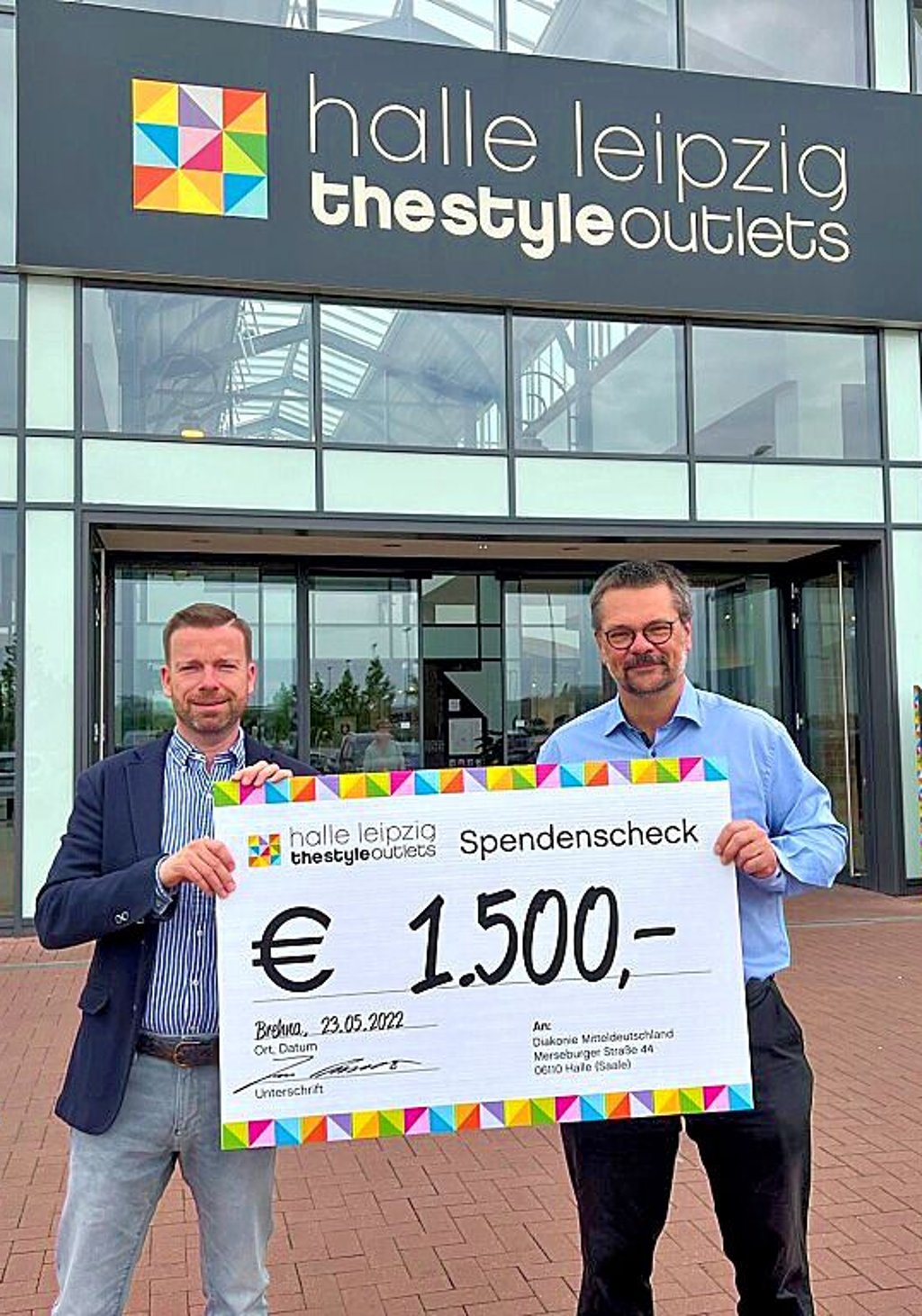 Center-Manager Jens Kahlow (l.) überreicht die Spende an Frieder Weigmann von der Diakonie Mitteldeutschland.