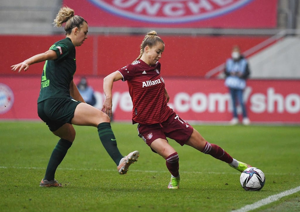Bayerns Giulia Gwinn (r) kommt vor Wolfsburgs Lena Lattwein an den Ball.
