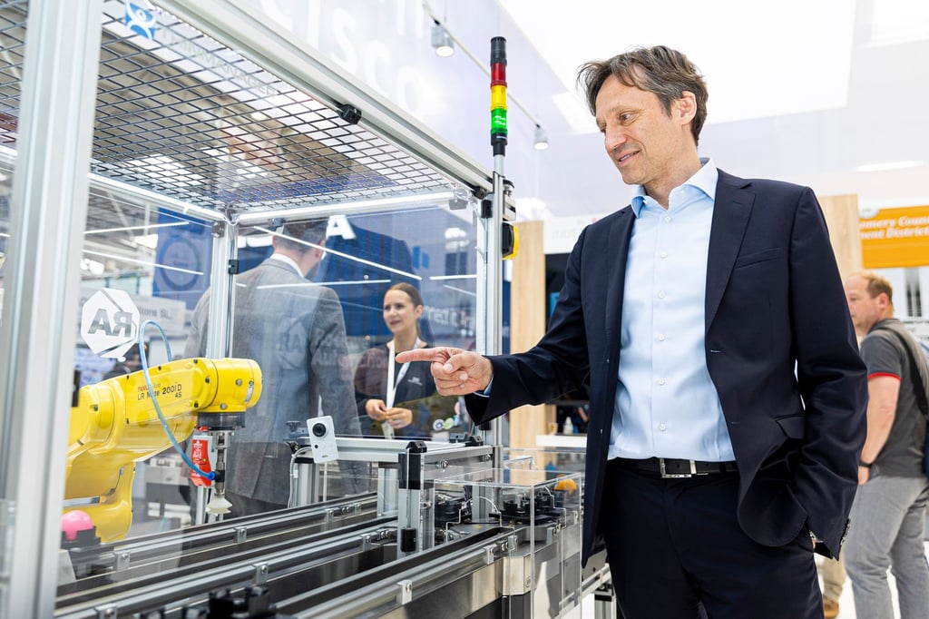 Uwe Peter, Geschäftsführer von Cisco Deutschland, steht am Messestand seines Unternehmens auf der Hannover Messe 2022.