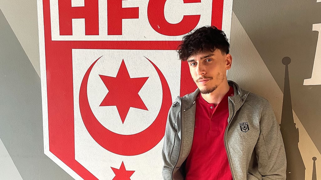 Der neue HFC-Mittelfeldspieler Timur Gayret kurz nach seiner Vertragsunterschrift