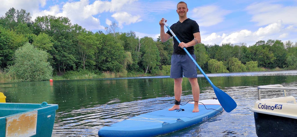 Wassersportler können in dieser Saison etwas Neues am Halberstädter See ausprobieren: Stand-Up-Paddling, also Stehpaddeln. Jonas Schrenk, Azubi im dritten Lehrjahr im Freizeit- und Sportzentrum, testet das Angebot schon einmal.