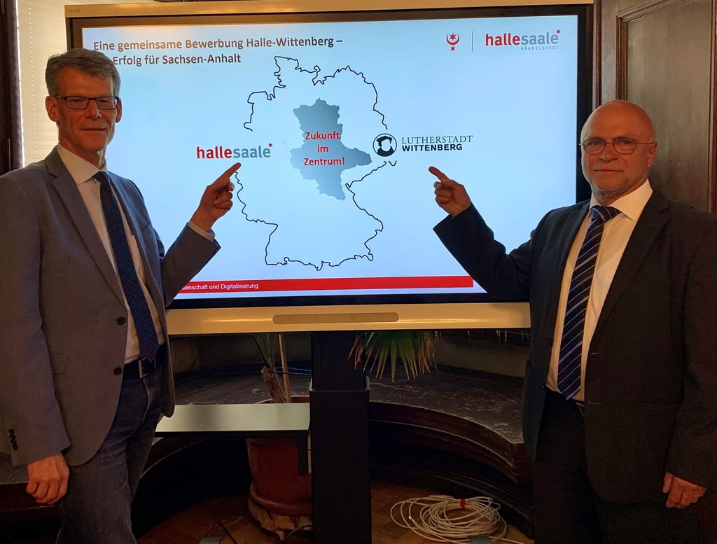 Die beiden Bürgermeister Egbert Geier (Halle, links) und Jochen Kirchner (Wittenberg) erläuterten am Mittwoch die gemeinsame Bewerbung für das Einheitszentrum.