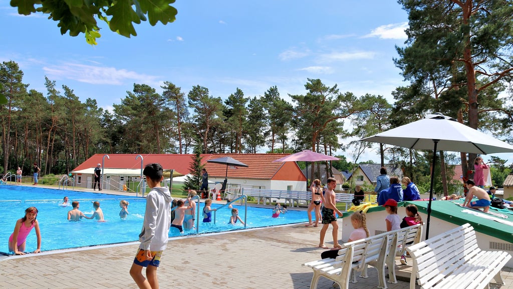 Am ersten Öffnungstag kamen Kinder des Hortes Möckern ins Freibad Möckern.