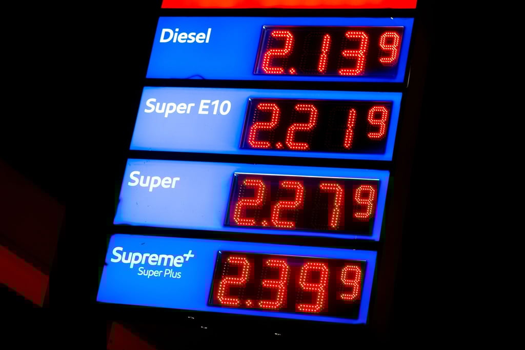 Die Steuerbelastung auf Kraftstoffe sinkt ab Mittwoch bis Ende August um 35,2 Cent pro Liter bei Superbenzin und um 16,7 Cent pro Liter bei Diesel.