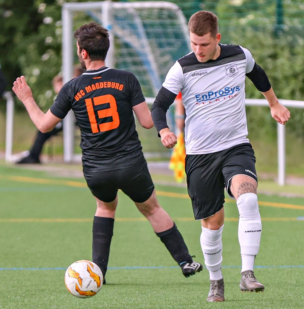 Befindet sich mit dem VfB Ottersleben II im Aufstiegskampf der Stadtoberliga in der Pole Position: Aaron Wedemeier (rechts), hier im Duell mit USC Magdeburgs Sergio Passarella.