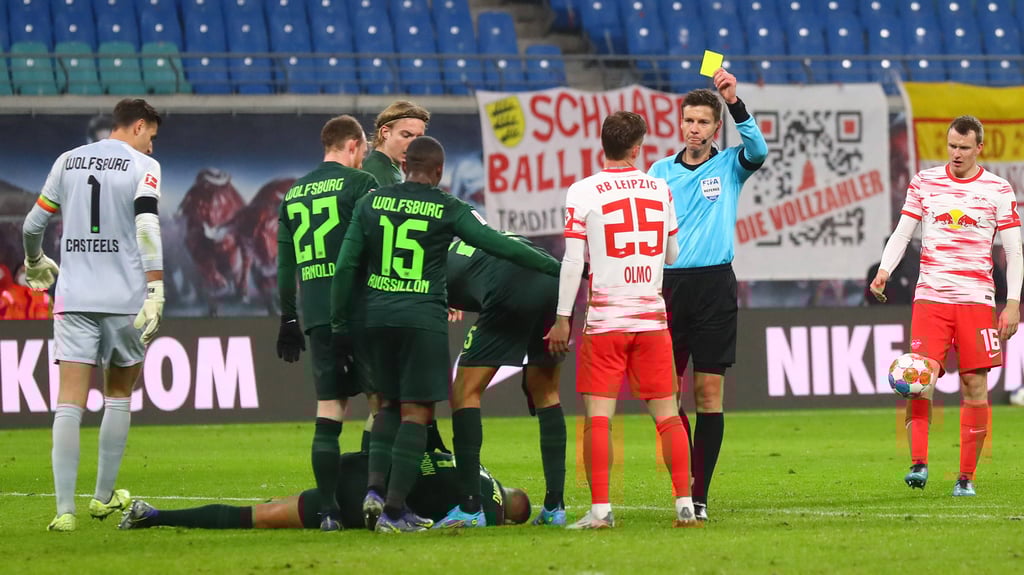 Gelbe Karten gegen RB Leipzig - hier trifft es Dani Olmo - gab in der Bundesliga-Saison 49 Mal.