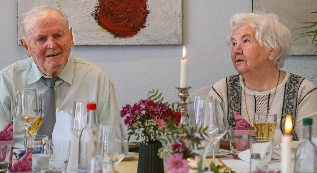 Genossen die Zeit an der Festtafel: Lydia und Werner Zaumseil aus Goldschau haben am Dienstag Gnadenhochzeit gefeiert.