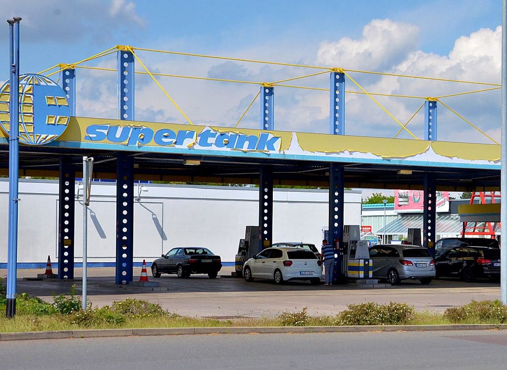 Edeka-Tankstelle im Salzcenter in Schönebeck war trotz geringem Preisnachlass gut besucht.