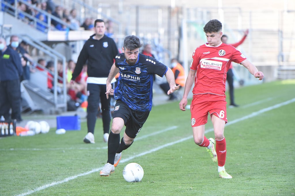Daniel Elfadli (r.) ist der zweite Neuzugang des 1. FC Magdeburg. Der 25-Jährige kommt vom Regionalligisten VfR Aalen.
