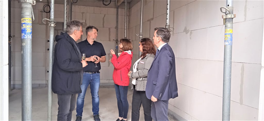 Baustellengespräch mit Awo-Projektleiter Daniel Jeschke (2.v.l.) im neuen Awo-Wohnpark in Ermsleben.