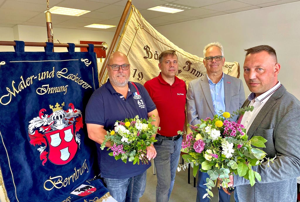Fred Reimer (links) hat den Staffelstab an den neuen Kreishandwerksmeister Frank Schwenke (rechts) weitergegeben. Dieser wird von Kaj Michael Stange (2. von links) und Lars Pralow im Vorstand unterstützt.