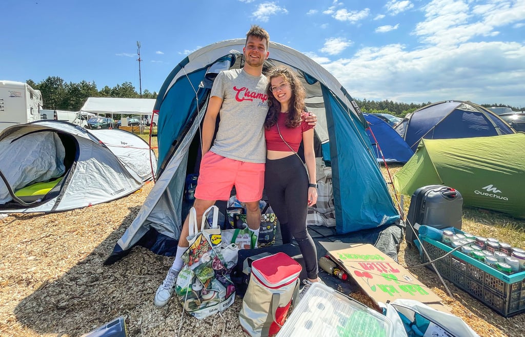 Das Zelt steht, jetzt kann es losgehen: Leon und Lea aus Wolfen sind überglücklich, in ihrer Heimat mit Freunden feiern zu können.