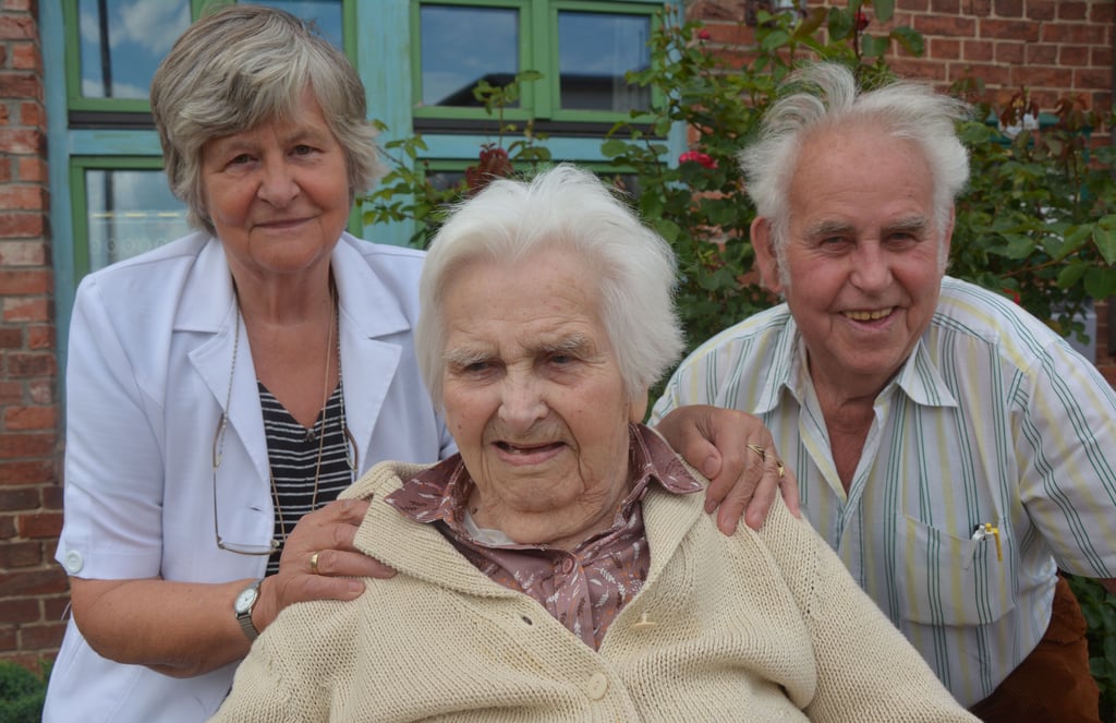 Berta Jakob mit Sohn Herbert und Schwiegertochter Hannelore bei der Geburtstagsfeier in Parchau.