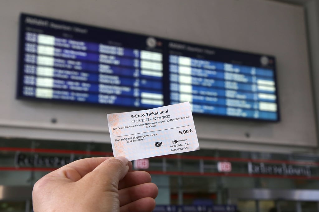 Für neun Euro einen Monat lang mit Bus und Bahn durch ganz Deutschland fahren - das neue Ticket macht es möglich.